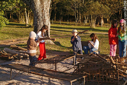 Niños acarreando leña para el asado - Departamento de Florida - URUGUAY. Foto No. 24258