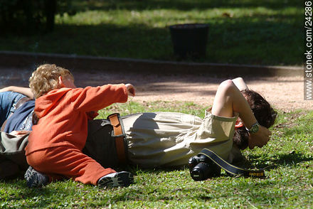 Descanso y juego al sol - Departamento de Florida - URUGUAY. Foto No. 24286