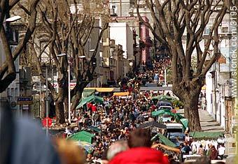 Muchedumbre al mediodía en la feria de la calle Tristán Narvaja - Departamento de Montevideo - URUGUAY. Foto No. 3195