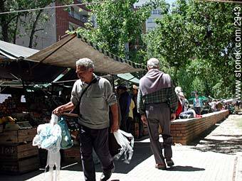 El vendedor de gorras de baño. - Departamento de Montevideo - URUGUAY. Foto No. 2943